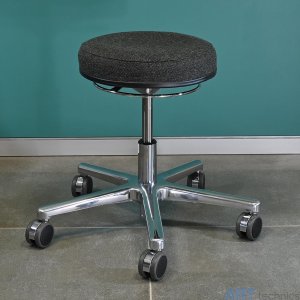 Оснащение мастерских Рабочий стул RESKO с мягким сиденьем, на колёсиках Оснащение мастерских Рабочий стул RESKO с мягким сиденьем, на колёсиках